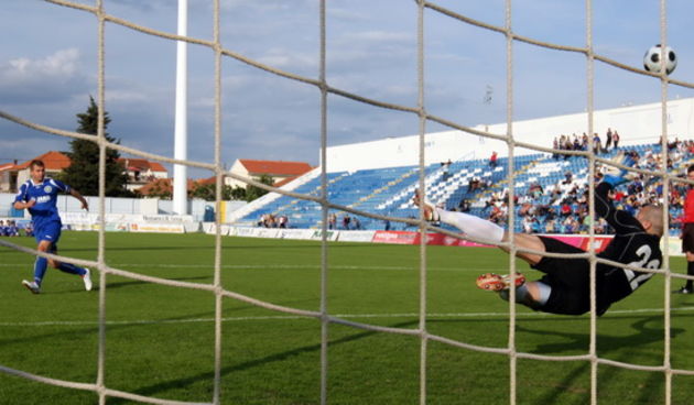 Zadar, 190510.
Nogometni stadion na Stanovima. Nogometna utakmica finala kupa Zadarske zupanije izmedju Zadra i Velebita iz Benkovca. Benkovcani su slavili nakon jedanajsteraca.
Na fotografiji: golman Marko Mihaljevic obranio je penal Jakovu Suracu.
Foto: