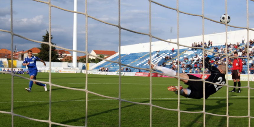 Zadar, 190510.
Nogometni stadion na Stanovima. Nogometna utakmica finala kupa Zadarske zupanije izmedju Zadra i Velebita iz Benkovca. Benkovcani su slavili nakon jedanajsteraca.
Na fotografiji: golman Marko Mihaljevic obranio je penal Jakovu Suracu.
Foto: Zadar, 190510.
Nogometni stadion na Stanovima. Nogometna utakmica finala kupa Zadarske zupanije izmedju Zadra i Velebita iz Benkovca. Benkovcani su slavili nakon jedanajsteraca.
Na fotografiji: golman Marko Mihaljevic obranio je penal Jakovu Suracu.
Foto: