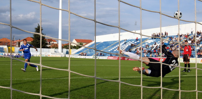 Zadar, 190510.
Nogometni stadion na Stanovima. Nogometna utakmica finala kupa Zadarske zupanije izmedju Zadra i Velebita iz Benkovca. Benkovcani su slavili nakon jedanajsteraca.
Na fotografiji: golman Marko Mihaljevic obranio je penal Jakovu Suracu.
Foto: Zadar, 190510.
Nogometni stadion na Stanovima. Nogometna utakmica finala kupa Zadarske zupanije izmedju Zadra i Velebita iz Benkovca. Benkovcani su slavili nakon jedanajsteraca.
Na fotografiji: golman Marko Mihaljevic obranio je penal Jakovu Suracu.
Foto: