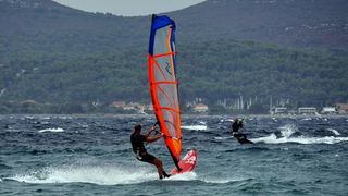 Kiteri i surferi uživali u jakom jugu