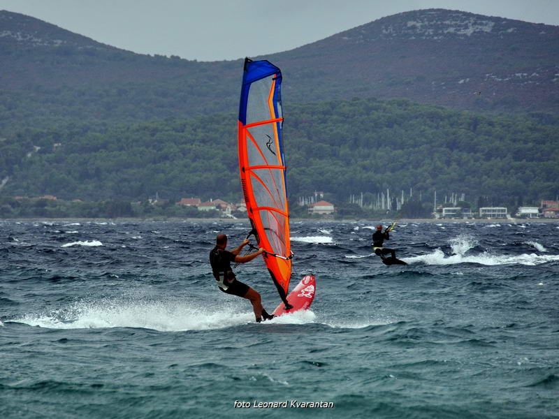 Kiteri i surferi uživali u jakom jugu