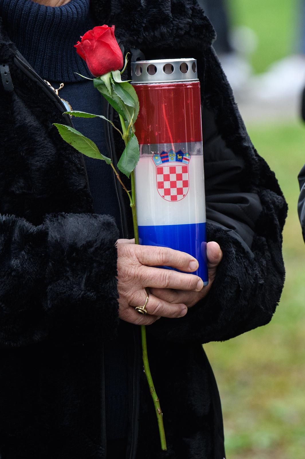 Zadar: Odavanje počasti kod spomenika hrvatskim braniteljima povodom obljetnice VRO Maslenica Zadar: Odavanje počasti kod spomenika hrvatskim braniteljima povodom obljetnice VRO Maslenica