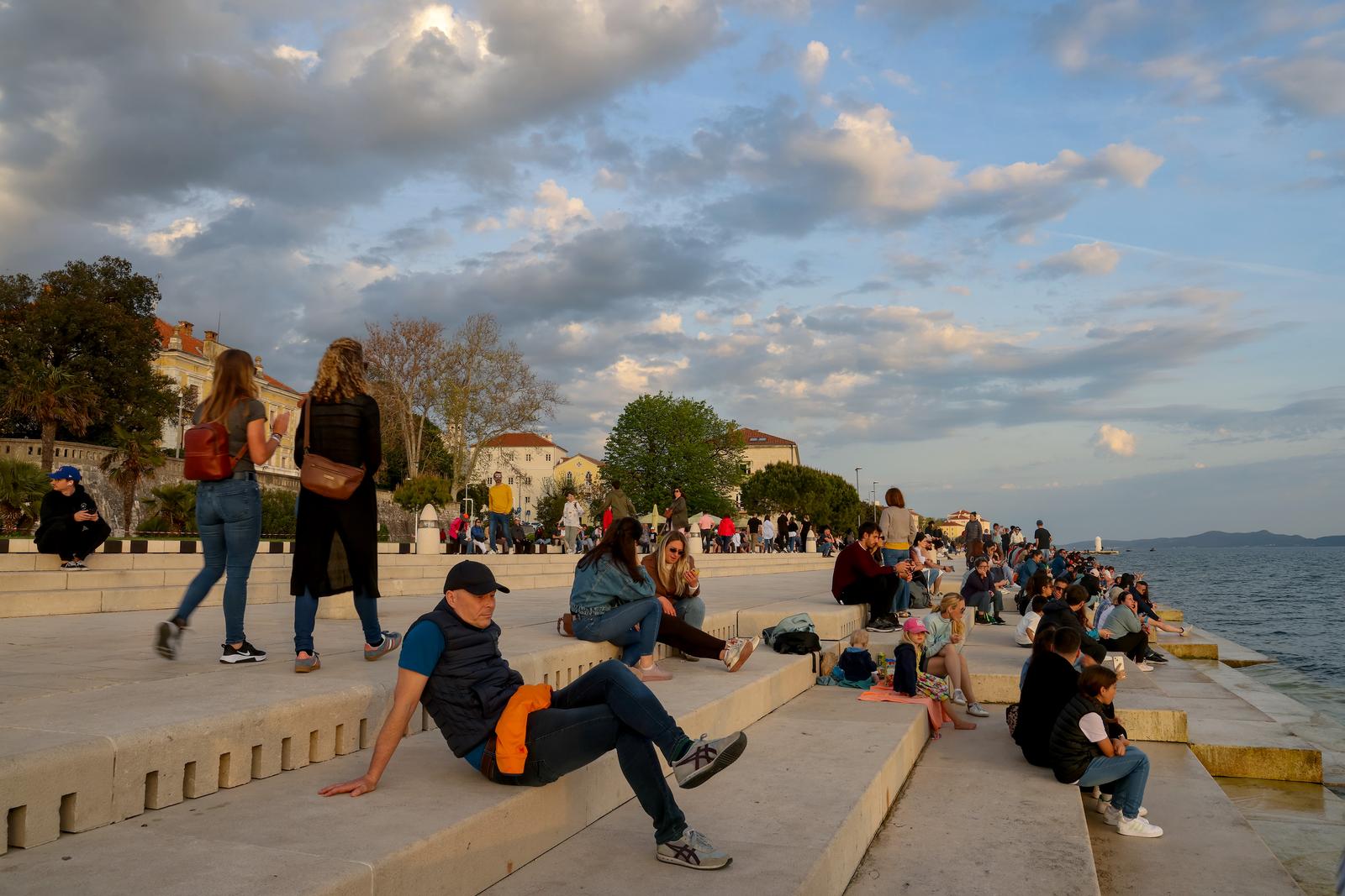 Zadar: Turisti uživaju u zalasku sunca