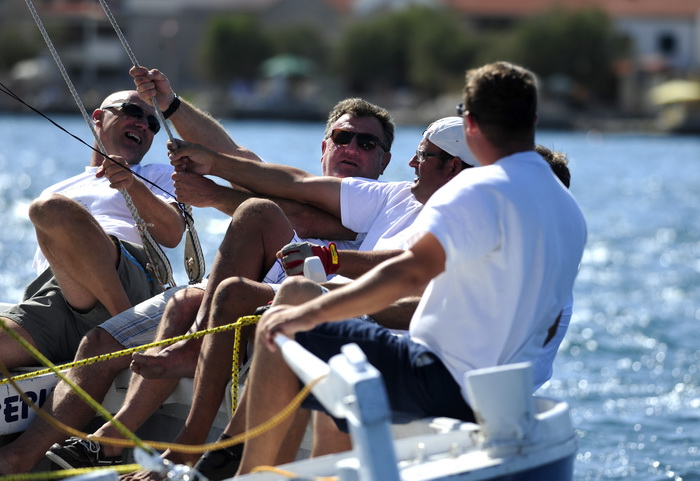 Betina, 150810.
U Betini na otoku Murteru danas je odrzana tradicionalna regata brodova na “latinskog idro ” pod nazivom “Regata za dusu i tilo”, na regati je sudjovalo preko gajeta, leuta i kaica pobjedili su domacini iz Betine.
Na slici pobjednici regat Betina, 150810.
U Betini na otoku Murteru danas je odrzana tradicionalna regata brodova na “latinskog idro ” pod nazivom “Regata za dusu i tilo”, na regati je sudjovalo preko gajeta, leuta i kaica pobjedili su domacini iz Betine.
Na slici pobjednici regat