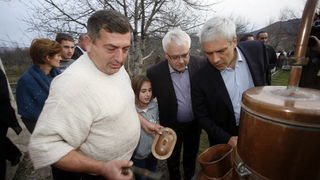 Deringaj, 251110.
Hrvatski i srbijanski predsjednik Ivo Josipovic i Boris Tadic posjetili su u cetvrtak srpsku povratnicku obitelj Markovic u selu Deringaju kod Gracaca. Josipovic i Tadic koji boravi u dvodnevnom posjetu Hrvatskoj bili su gosti u domu ce Deringaj, 251110.
Hrvatski i srbijanski predsjednik Ivo Josipovic i Boris Tadic posjetili su u cetvrtak srpsku povratnicku obitelj Markovic u selu Deringaju kod Gracaca. Josipovic i Tadic koji boravi u dvodnevnom posjetu Hrvatskoj bili su gosti u domu ce