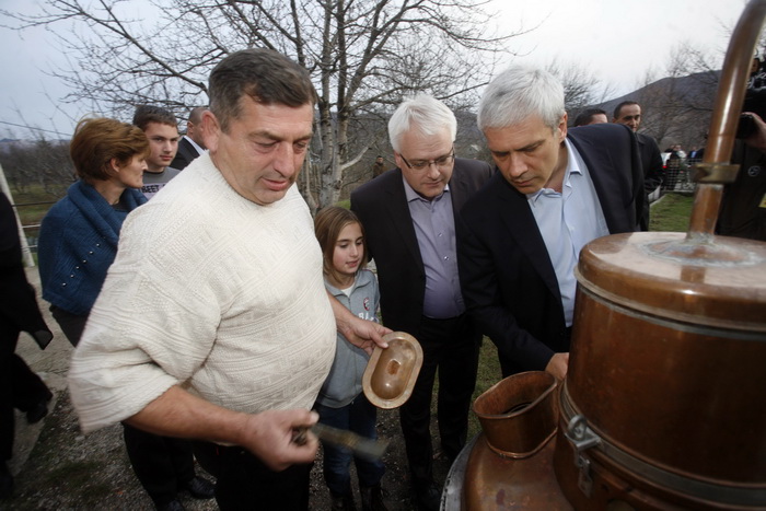 Deringaj, 251110.
Hrvatski i srbijanski predsjednik Ivo Josipovic i Boris Tadic posjetili su u cetvrtak srpsku povratnicku obitelj Markovic u selu Deringaju kod Gracaca. Josipovic i Tadic koji boravi u dvodnevnom posjetu Hrvatskoj bili su gosti u domu ce Deringaj, 251110.
Hrvatski i srbijanski predsjednik Ivo Josipovic i Boris Tadic posjetili su u cetvrtak srpsku povratnicku obitelj Markovic u selu Deringaju kod Gracaca. Josipovic i Tadic koji boravi u dvodnevnom posjetu Hrvatskoj bili su gosti u domu ce
