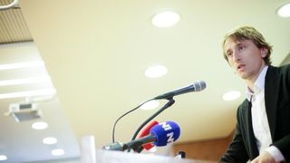 Luki Modriću u dječjoj bolnici u Klaićevoj uručena nagrada nogometaša godine, Photo: Petar Glebov/PIXSELL Luki Modriću u dječjoj bolnici u Klaićevoj uručena nagrada nogometaša godine, Photo: Petar Glebov/PIXSELL