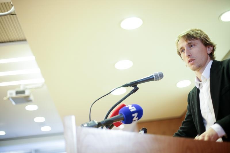 Luki Modriću u dječjoj bolnici u Klaićevoj uručena nagrada nogometaša godine, Photo: Petar Glebov/PIXSELL Luki Modriću u dječjoj bolnici u Klaićevoj uručena nagrada nogometaša godine, Photo: Petar Glebov/PIXSELL