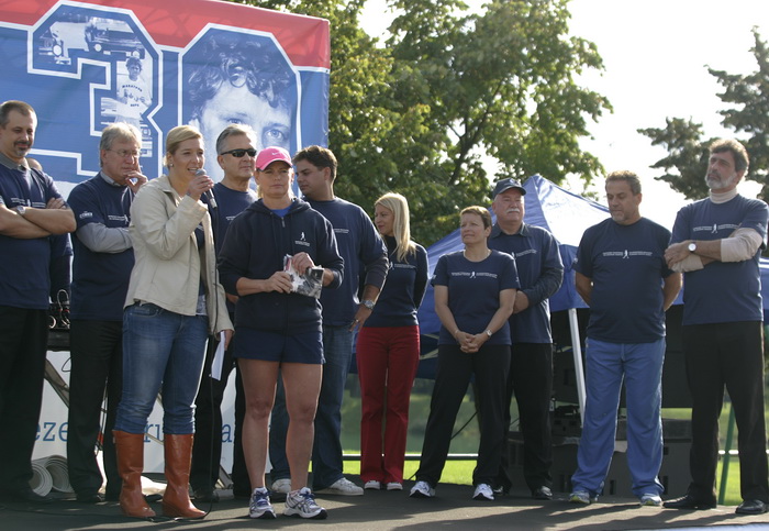 Zagreb, 190910.
Danas se na malom Jarunskom jezeru odrzava humanitarna manifestacija Terry Fox Run koja je pod pokroviteljstvom predsjednika drzave Ive Josipovica, Vlade RH i Grada Zagreba. Gradjani mogu sudjelovati trcanjem, hodanjem, rolanjem i voznjom