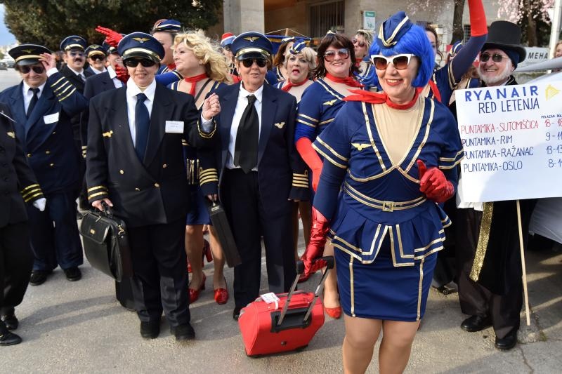 Karnevalska povorka krenula je s Branimirove obale prema Poluotoku. Photo: Dino Stanin/PIXSELL