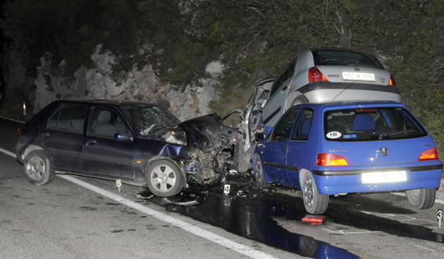 Dubrovnik, 270809.
Oko 19 sati doslo je do prometne nesrece u mjestu Zaton Doli, dva kilometra iza skretanja za Peljesac, u kojemu su dvije osobe teze ozlijedjene, a jedna osoba je smrtno stradala. Ocevid je u tijeku.
Foto: Admir Buljubasic / CROPIX