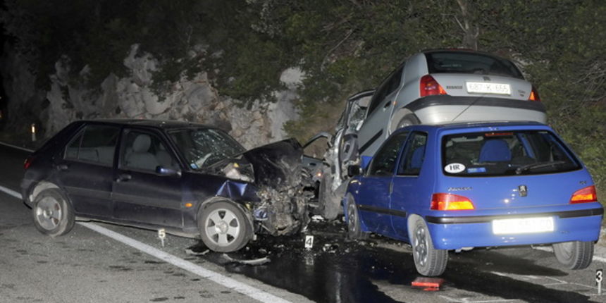 Dubrovnik, 270809.
Oko 19 sati doslo je do prometne nesrece u mjestu Zaton Doli, dva kilometra iza skretanja za Peljesac, u kojemu su dvije osobe teze ozlijedjene, a jedna osoba je smrtno stradala. Ocevid je u tijeku.
Foto: Admir Buljubasic / CROPIX Dubrovnik, 270809.
Oko 19 sati doslo je do prometne nesrece u mjestu Zaton Doli, dva kilometra iza skretanja za Peljesac, u kojemu su dvije osobe teze ozlijedjene, a jedna osoba je smrtno stradala. Ocevid je u tijeku.
Foto: Admir Buljubasic / CROPIX
