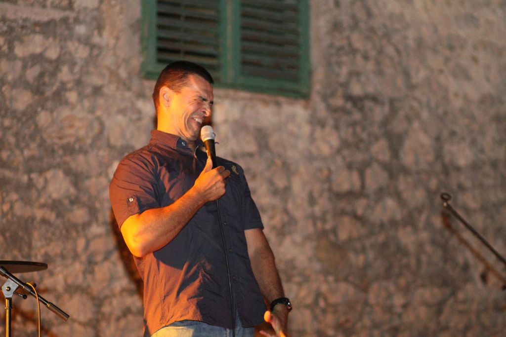 Željko Pervan i društvo nasmijali Bibinjce do suza