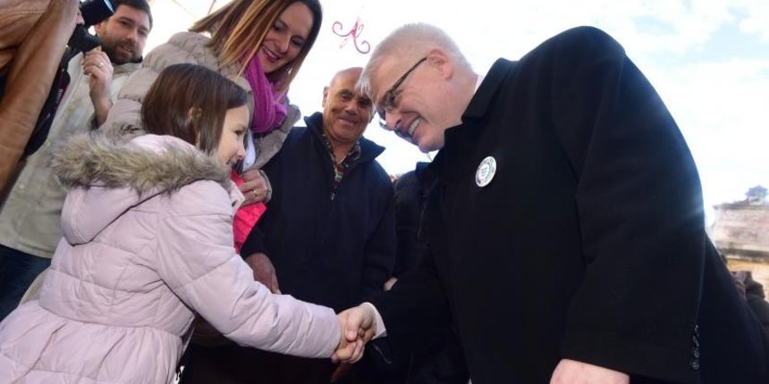 Ivo Josipović prošetao gradskim ulicama i družio se s građanima, foto: Dino Stanin/PIXSELL Ivo Josipović prošetao gradskim ulicama i družio se s građanima, foto: Dino Stanin/PIXSELL