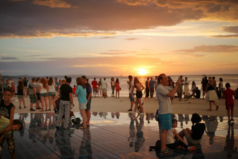 Zadrani i njihovi gosti jučer su mogli svjedociti nevjerojatnom zalasku sunca,
Photo: Filip Brala/PIXSELL Zadrani i njihovi gosti jučer su mogli svjedociti nevjerojatnom zalasku sunca,
Photo: Filip Brala/PIXSELL