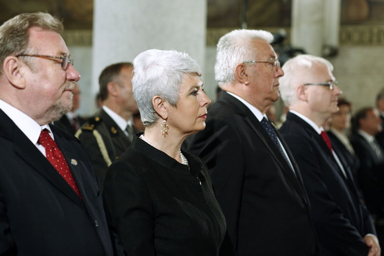 Zagreb, 250611.
Crkva svetog Marka na Gornjem gradu.
Svecana misa povodom Dana drzavnosti na kojoj je prisustvovao hrvatski politicki vrh.
Predsjednik Ivo Josipovic, predsjednik Sabora Luka Bebic, premijerka Jadranka Kosor i Vladimir Seks.
Foto: Damjan Ta