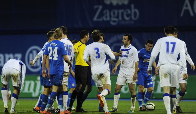 Zagreb, 130412.
Stadion u Maksimiru.
MAXtv 1.HNL, 26. kolo, seniori, susret osvajac prvenstva GNK Dinamo i NK Zadar .
Na slici: naguravanje.
Foto: Damir Krajac / CROPIX