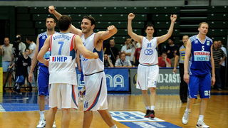 Zagreb, 100610.
Savska cesta 30, kosarkaski centar Drazen Petrovic, seniori, susret KK Cibona i KK Zadar, 5. odlucujuca utakmica za naslov prvaka Hrvatske.
Na slici: slavlje Cibone.
Foto: Damir Krajac / CROPIX Zagreb, 100610.
Savska cesta 30, kosarkaski centar Drazen Petrovic, seniori, susret KK Cibona i KK Zadar, 5. odlucujuca utakmica za naslov prvaka Hrvatske.
Na slici: slavlje Cibone.
Foto: Damir Krajac / CROPIX