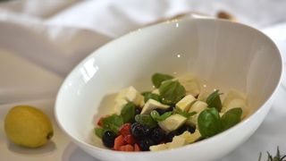 Zadar – Na prezentaciji u Impact centru Kuhar Renato Kraljev pripremao je zajedno s ucenicima tri slana i tri slatka jela s jagodama. Projektom se zeli povecati interes za uzgoj i konzumaciju jagoda u Zadarskoj zupaniji. Photo: Dino Stanin/PIXSELL Autor