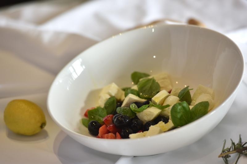 Zadar – Na prezentaciji u Impact centru Kuhar Renato Kraljev pripremao je zajedno s ucenicima tri slana i tri slatka jela s jagodama. Projektom se zeli povecati interes za uzgoj i konzumaciju jagoda u Zadarskoj zupaniji. Photo: Dino Stanin/PIXSELL Autor