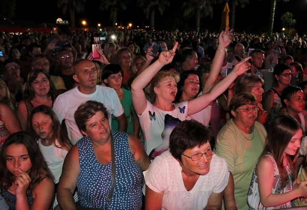 Virsko ljeto 2016: Dražen Zečić Zeko i Banana Band raspjevali i rasplesali Vir