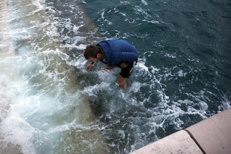 04.04.2014., Zadar – Australac Jason Grdovich zaprosio je svoju djevojku na Morskim Orguljama nakon devet godina veze, a cinu su svjedocili popularni pjevac Mladen Grdovic, gradonacelnik Bozidar Kalmeta, predsjednik zadarske TZ Zvonko Supe te mnogi medi