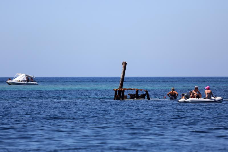 05.08.2013., Dugi Otok – Pored mjesta Veli rat na Dugom Otoku brod koji je prije vise godina nasukan, polako izgriza more, ali dok je jos uvijek tu prava je turisticka atrakcija gdje turisti rone i istrazuju njegovu potopljenu unutrasnjost. Photo: Filip 05.08.2013., Dugi Otok – Pored mjesta Veli rat na Dugom Otoku brod koji je prije vise godina nasukan, polako izgriza more, ali dok je jos uvijek tu prava je turisticka atrakcija gdje turisti rone i istrazuju njegovu potopljenu unutrasnjost. Photo: Filip