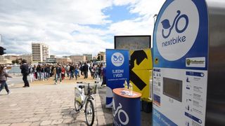 Od danas i Zadar ima nextbike sustav javnih bicikala. Na 4 lokacije moći će se iznajmiti ukupno 25 bicikala. Foto: Dino Stanin/PIXSELL Od danas i Zadar ima nextbike sustav javnih bicikala. Na 4 lokacije moći će se iznajmiti ukupno 25 bicikala. Foto: Dino Stanin/PIXSELL