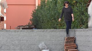 Merica Miškovic mora preskakati ogradni zid kako bi došla do svoje kuće