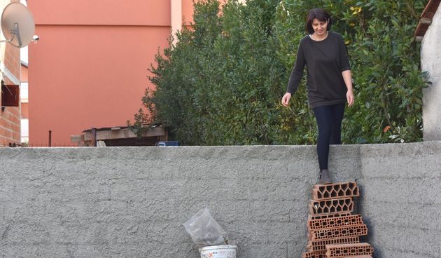 Merica Miškovic mora preskakati ogradni zid kako bi došla do svoje kuće