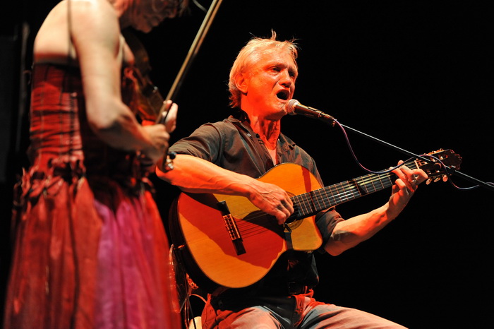Zadar, 100513
Veceras je u Hrvatskom narodnom kazalistu nastupio Darko Rundek sa svojim bendom Cargo triom.
Foto: Luka Gerlanc / CROPIX Zadar, 100513
Veceras je u Hrvatskom narodnom kazalistu nastupio Darko Rundek sa svojim bendom Cargo triom.
Foto: Luka Gerlanc / CROPIX