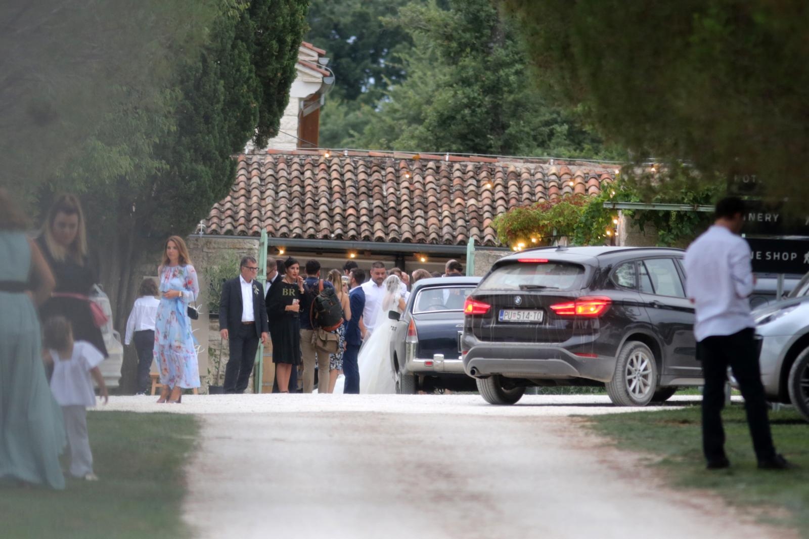 Bale: Franka i Vedran stigli s uzvanicima u stanciju Meneghetti na proslavu vjančanja