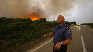 Split 140711.
Veliki pozar izio je na otoku Bracu.Pozar prema Loziscima zbog opasnosti od pozara je zatvoren.
Foto: Vladimir Dugandzic / CROPIX Split 140711.
Veliki pozar izio je na otoku Bracu.Pozar prema Loziscima zbog opasnosti od pozara je zatvoren.
Foto: Vladimir Dugandzic / CROPIX