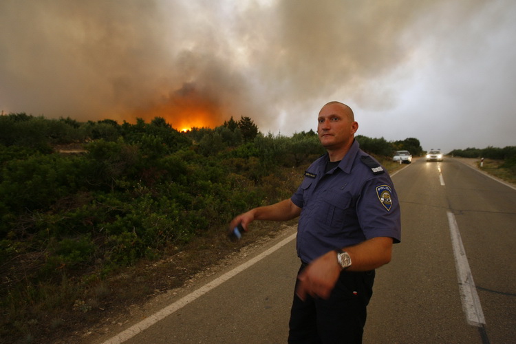 Split 140711.
Veliki pozar izio je na otoku Bracu.Pozar prema Loziscima zbog opasnosti od pozara je zatvoren.
Foto: Vladimir Dugandzic / CROPIX Split 140711.
Veliki pozar izio je na otoku Bracu.Pozar prema Loziscima zbog opasnosti od pozara je zatvoren.
Foto: Vladimir Dugandzic / CROPIX