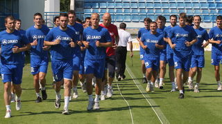 Zadar, 150611.
Danas je odrzan prvi trening nogometasa NK Zadar kao pocetak priprema za novu natjecateljsku sezonu.
Na slici : nogometasi na zagrijavanju
Foto : Vladimir Ivanov / CROPIX