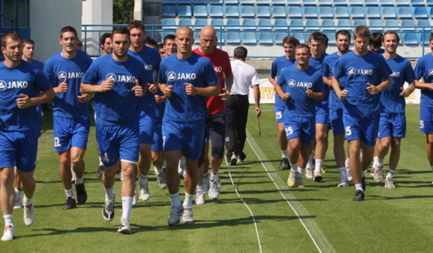 Zadar, 150611.
Danas je odrzan prvi trening nogometasa NK Zadar kao pocetak priprema za novu natjecateljsku sezonu.
Na slici : nogometasi na zagrijavanju
Foto : Vladimir Ivanov / CROPIX