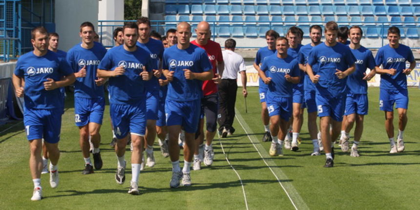 Zadar, 150611.
Danas je odrzan prvi trening nogometasa NK Zadar kao pocetak priprema za novu natjecateljsku sezonu.
Na slici : nogometasi na zagrijavanju
Foto : Vladimir Ivanov / CROPIX