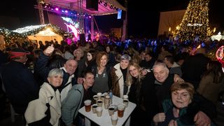 Vatromet, tisuće konfeta, šampanjac, prskalice i koncert Ivana Zaka i Tempo Banda