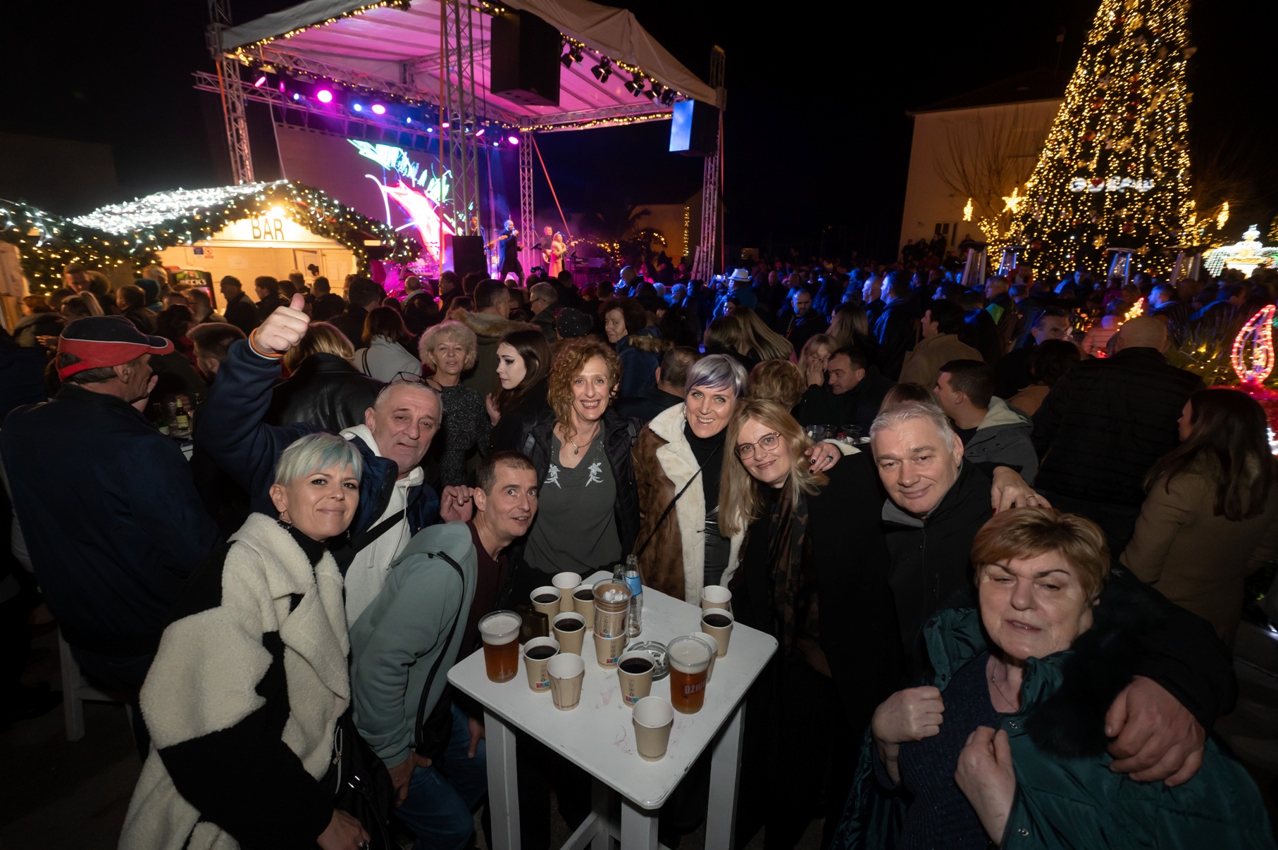 Vatromet, tisuće konfeta, šampanjac, prskalice i koncert Ivana Zaka i Tempo Banda