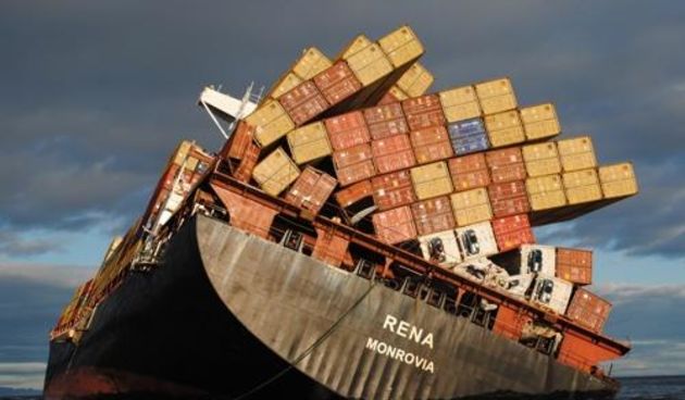 Teretni brod Rena prepolovio se u oluji na dva djela, foto: tumblr.com