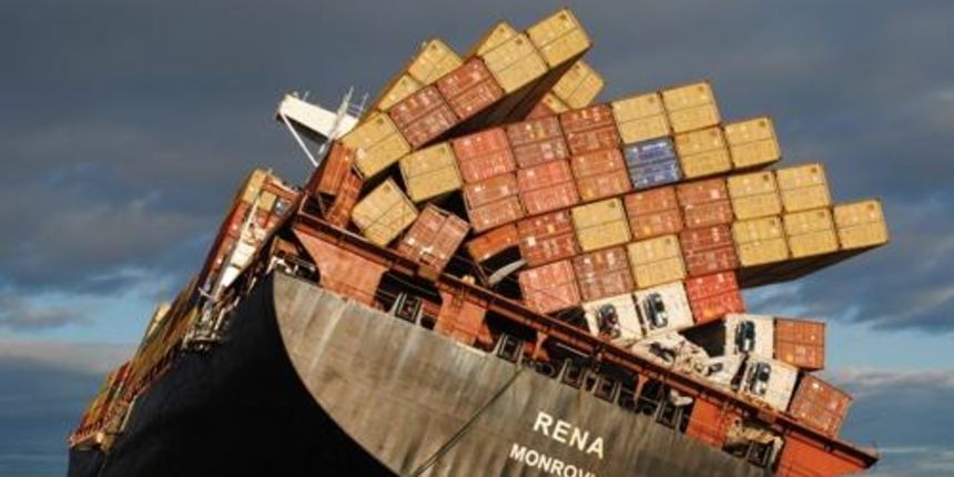 Teretni brod Rena prepolovio se u oluji na dva djela, foto: tumblr.com