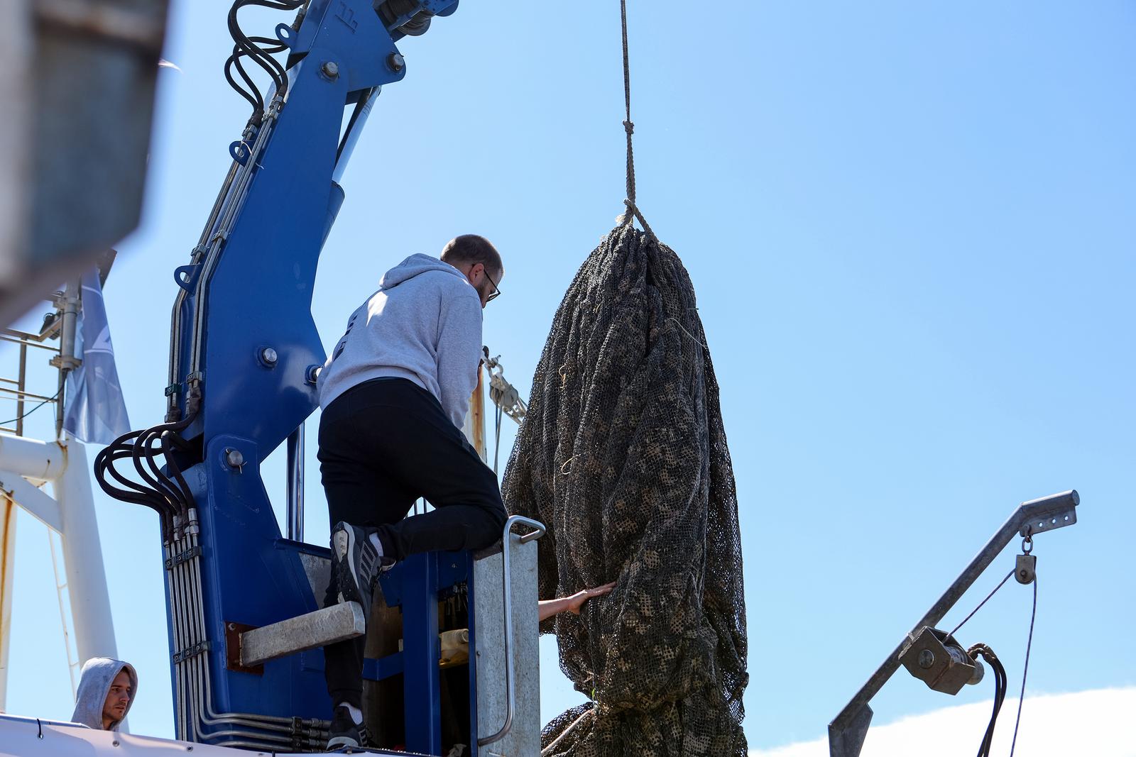 Ekološka manifestacija “Uz more, za more: zelena misija za održivu budućnost Hrvatske” održala se danas na plivarici Škoda koja je jutros u 11 sati isplovila iz zadarske luke Gaženica prema Ugljanu gdje će se provela akcija izvlačenja odbačenih ribarskih Ekološka manifestacija “Uz more, za more: zelena misija za održivu budućnost Hrvatske” održala se danas na plivarici Škoda koja je jutros u 11 sati isplovila iz zadarske luke Gaženica prema Ugljanu gdje će se provela akcija izvlačenja odbačenih ribarskih