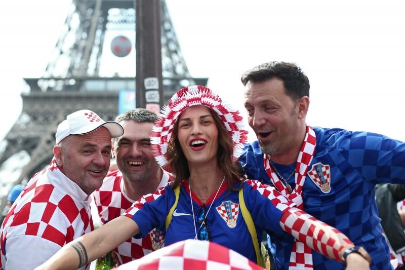 Euro 2016: Hrvatski navijači napravili fenomenalnu atmosferu u Parizu. Photo: Sanjin Strukić/PIXSELL Euro 2016: Hrvatski navijači napravili fenomenalnu atmosferu u Parizu. Photo: Sanjin Strukić/PIXSELL