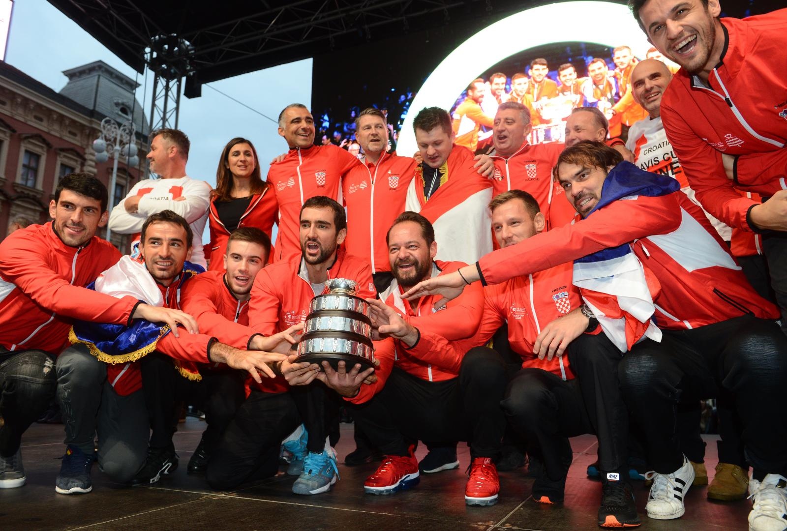 Zlatne tenisače na Trgu bana Josipa Jelačića dočekale tisuće navijača Zlatne tenisače na Trgu bana Josipa Jelačića dočekale tisuće navijača