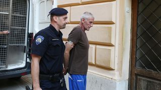 Privođenje muškarca osumnjičenog za bombaške napade na PU zadarsku Privođenje muškarca osumnjičenog za bombaške napade na PU zadarsku