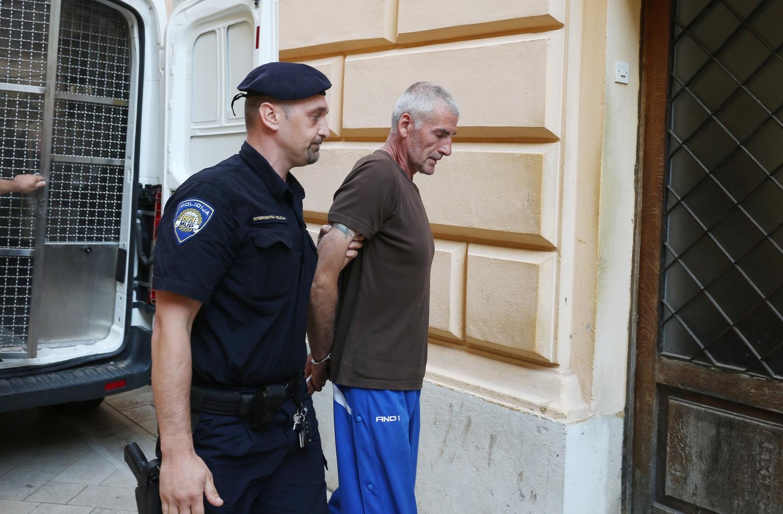 Privođenje muškarca osumnjičenog za bombaške napade na PU zadarsku Privođenje muškarca osumnjičenog za bombaške napade na PU zadarsku