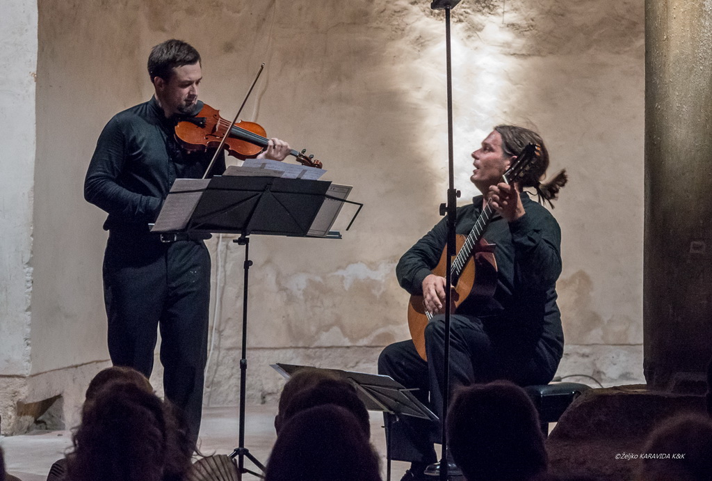 Violinist Martin Draušnik i gitarist Krešimir Bedek u Sv. Donatu izveli program “Paganini i gitara” Violinist Martin Draušnik i gitarist Krešimir Bedek u Sv. Donatu izveli program “Paganini i gitara”