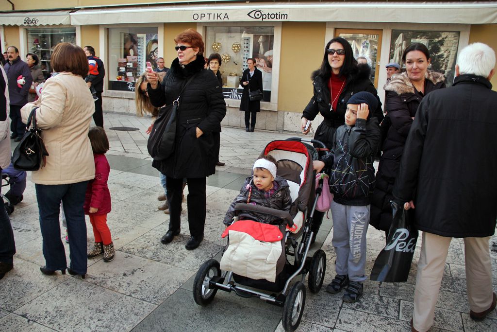 Sveta Luce oduševila mališane u gradu