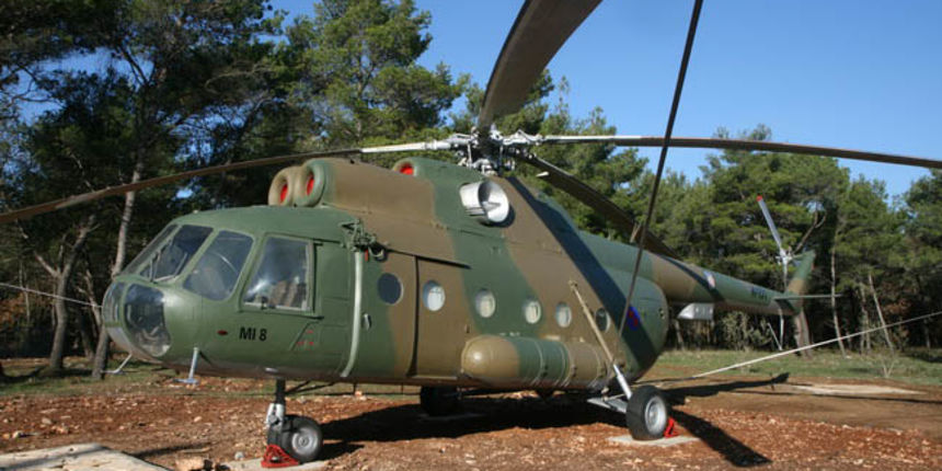 Zemunik: Muzej aviona i helikoptera na otvorenom Zemunik: Muzej aviona i helikoptera na otvorenom