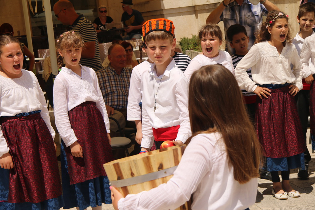 OŠ Zadarski otoci, učenici na Narodnom trgu